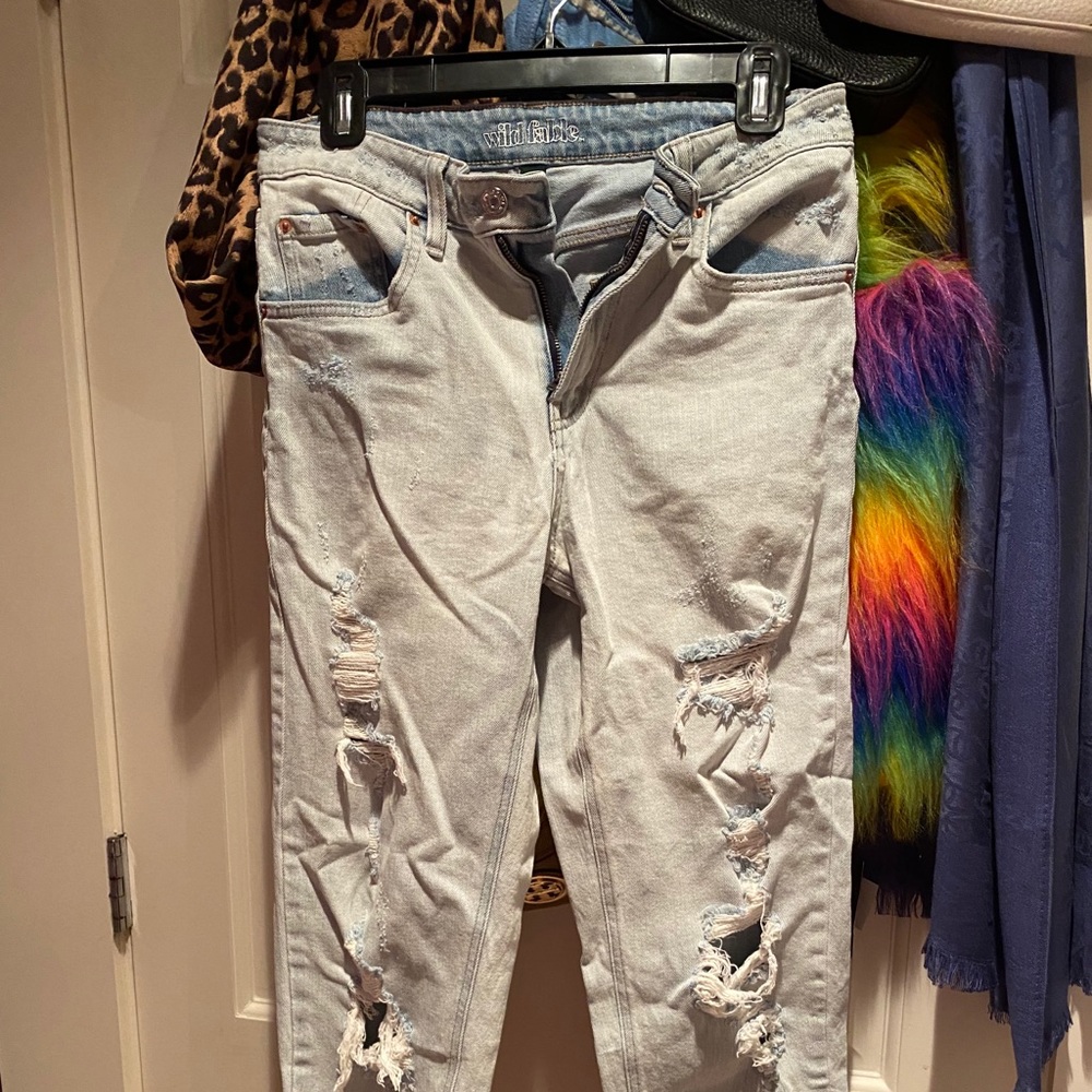 light wash boyfriend / mom jeans